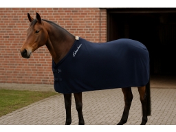 Produktguide testar Eskadron Svettäcke i fleece – Navy