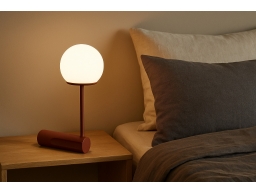 Produktguide testar Menu Phare LED-bordslampa i mörkrött