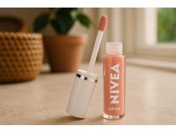 Produktguide testar NIVEA Lip Oil Dress Nude 5,5 ml