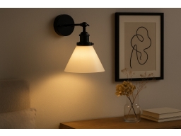 Produktguide testar PR Home Lambda vägglampa opal