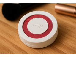 Produktguide testar PÜR Blushing Act Berry Beautiful 8 g