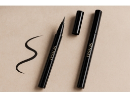 Produktguide testar Sensai Designing Liquid Eyeliner 01 Black